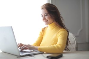 How to balance a full-time job and an online side hustle.